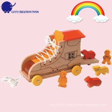 Animal de madeira encantador do brinquedo e rolamento da bota do arrasto ao longo do brinquedo